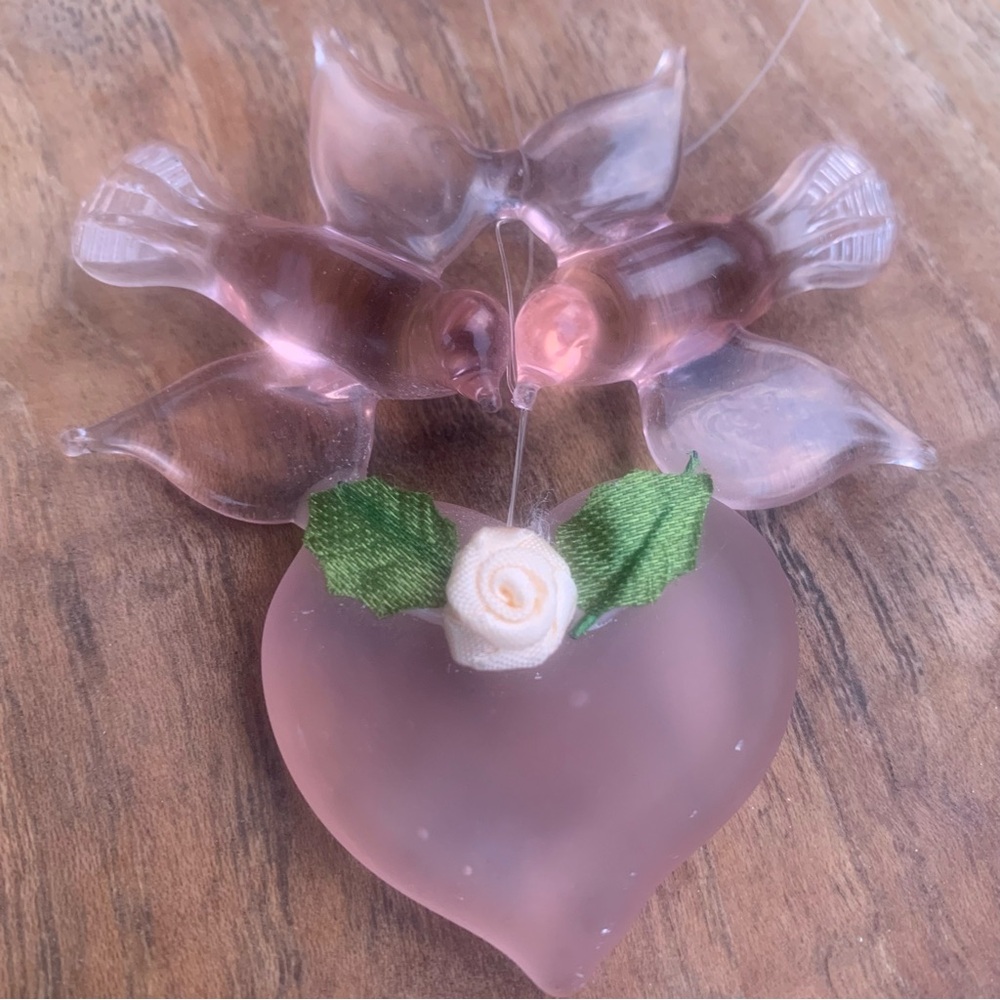 Rare Art Glass in Three Types of Glass in Shape of Two Birds Carrying a Heart